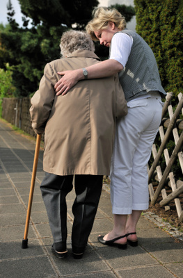Femme soutenant une personne ag&eacute;e.jpg