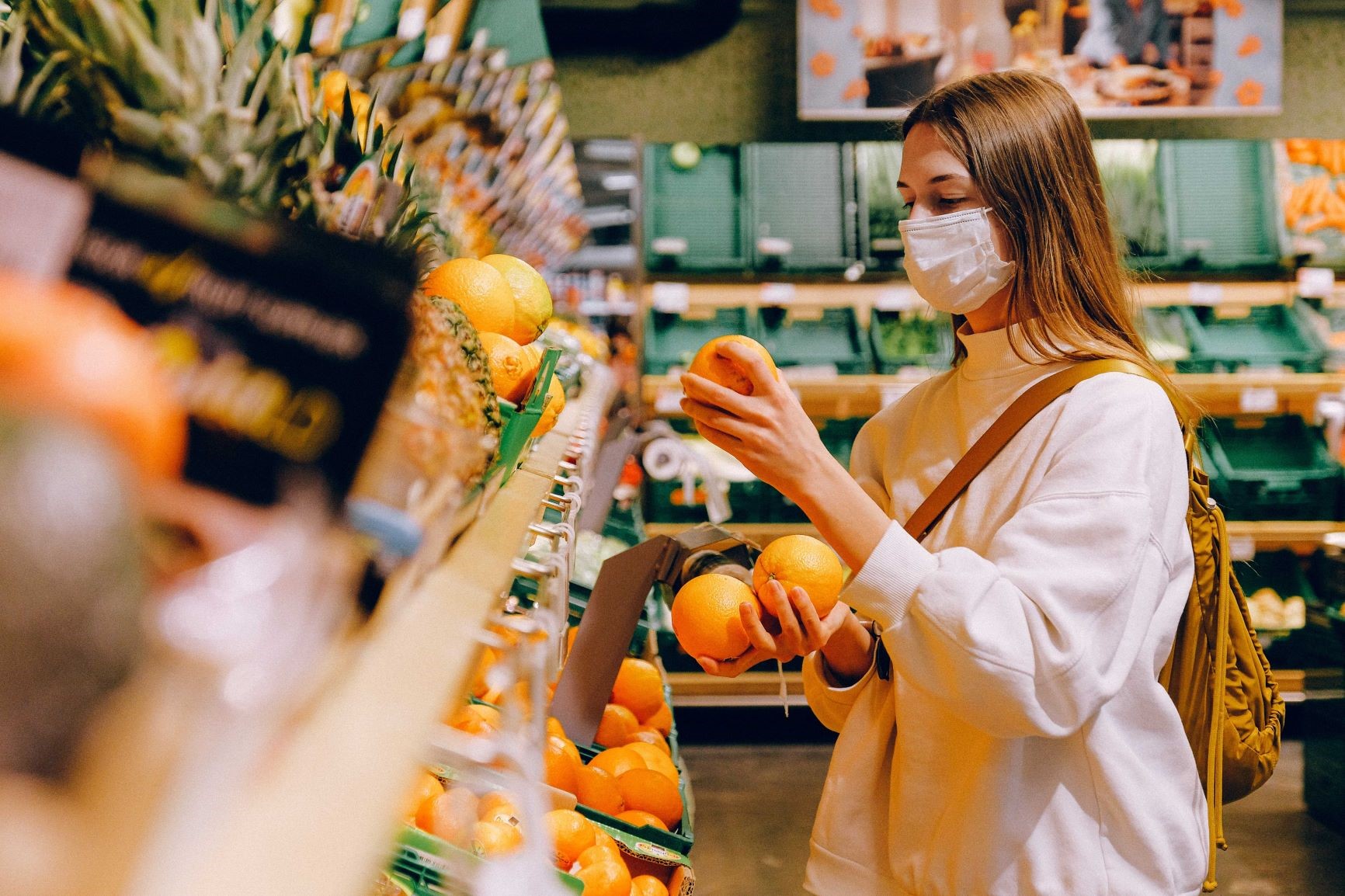 étudiante dans une épicerie solidaire